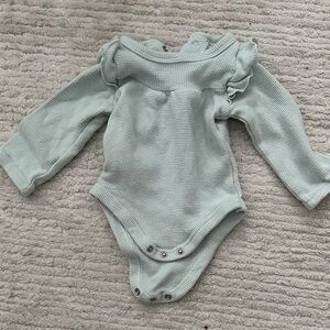 Adorable ruffle sleeve bodysuit 0-3M